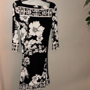 White House Black Market Dress
Med. 95% polyester 5% Spandex